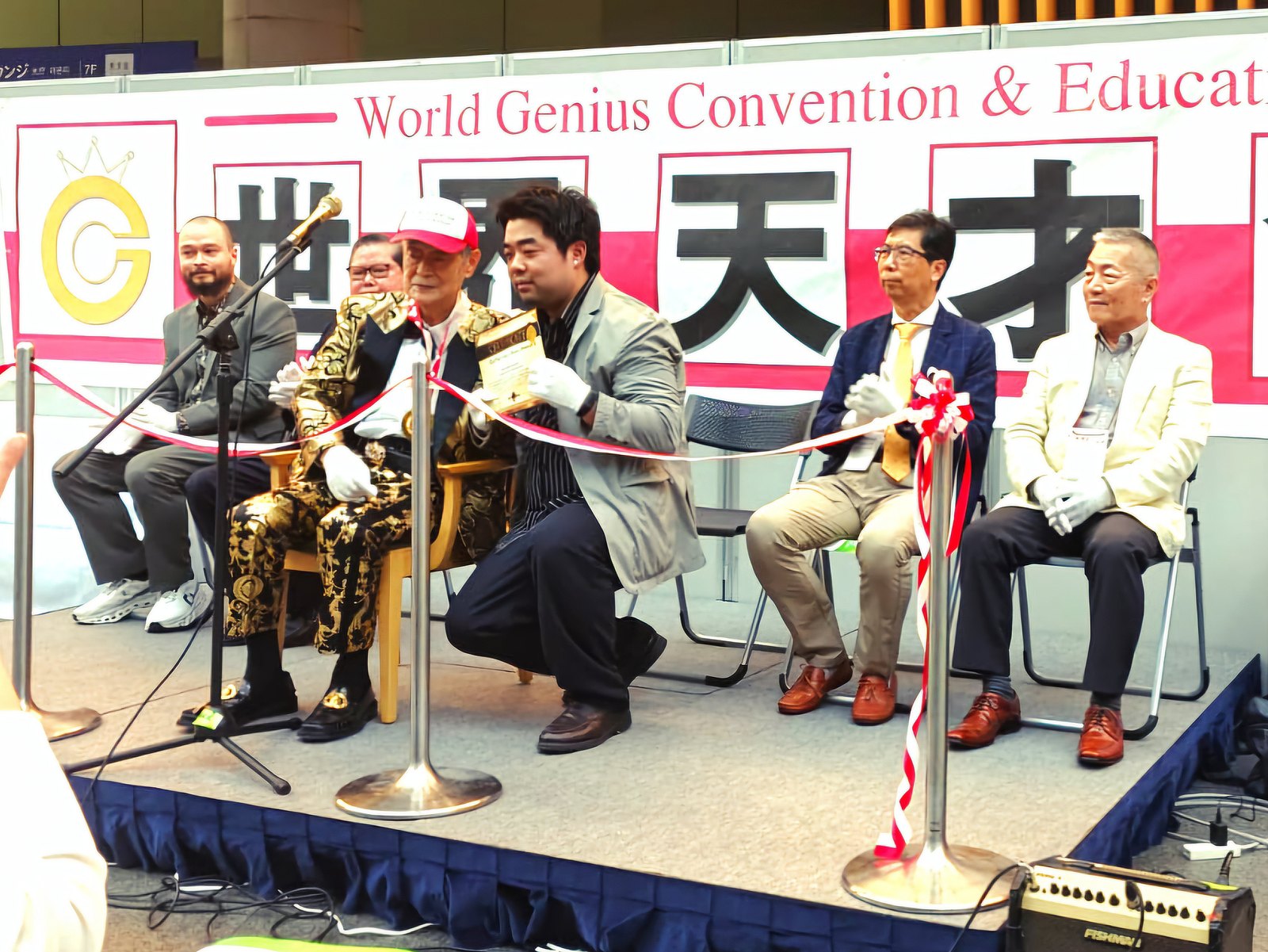 Moonsuk Chang presenting Sir Dr. Yoshiro NakaMats with the first iCAN 2025 10th Anniversary medal