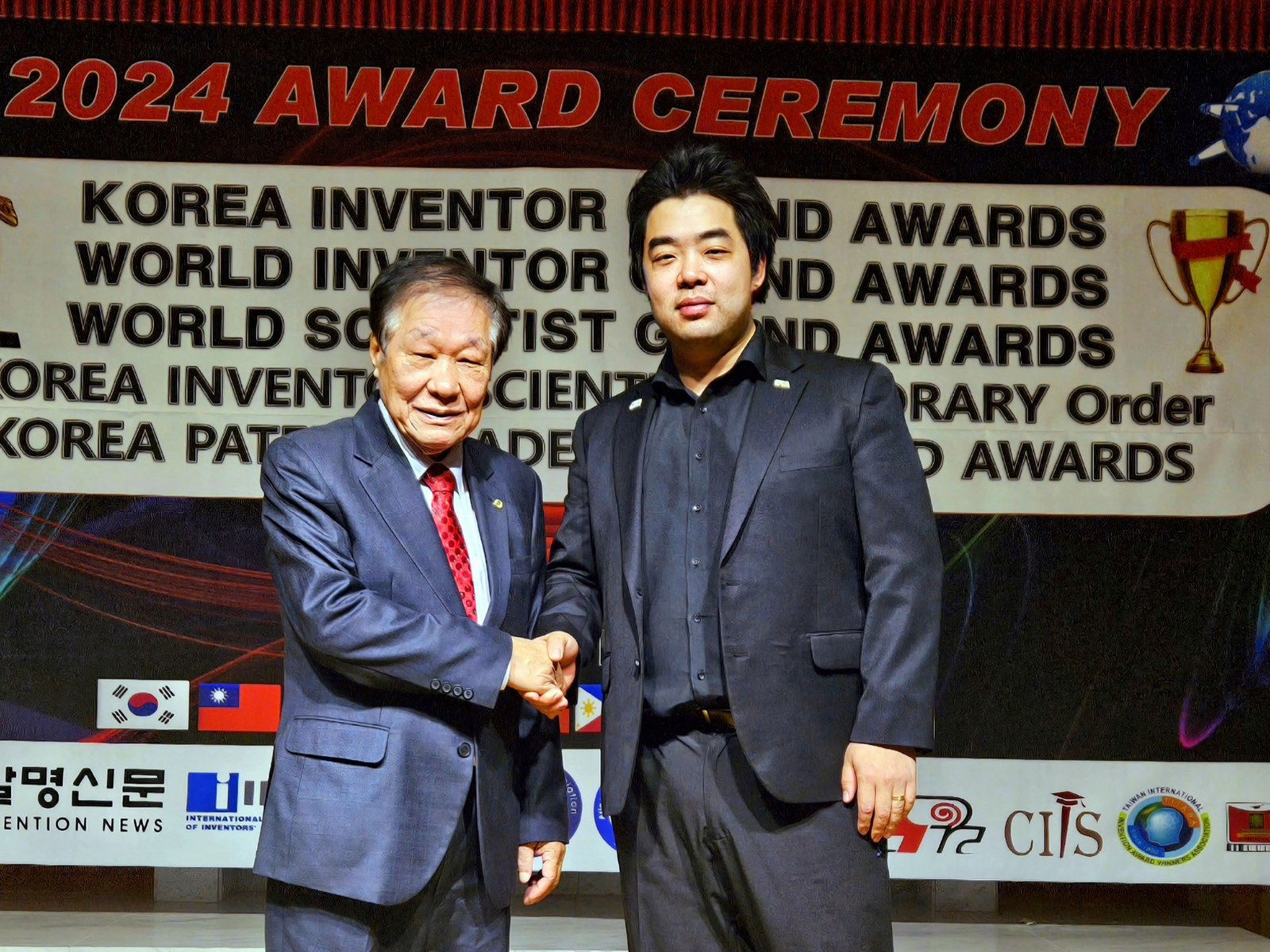 Moonsuk Chang with Dr. Soung-Mo Hong at an award ceremony