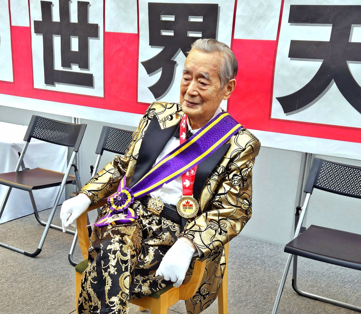 Sir Dr. Yoshiro NakaMats wearing the iCAN 2025 anniversary medal