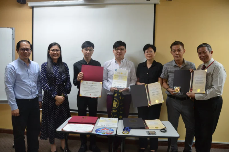 107 group photo of team with ipsr director