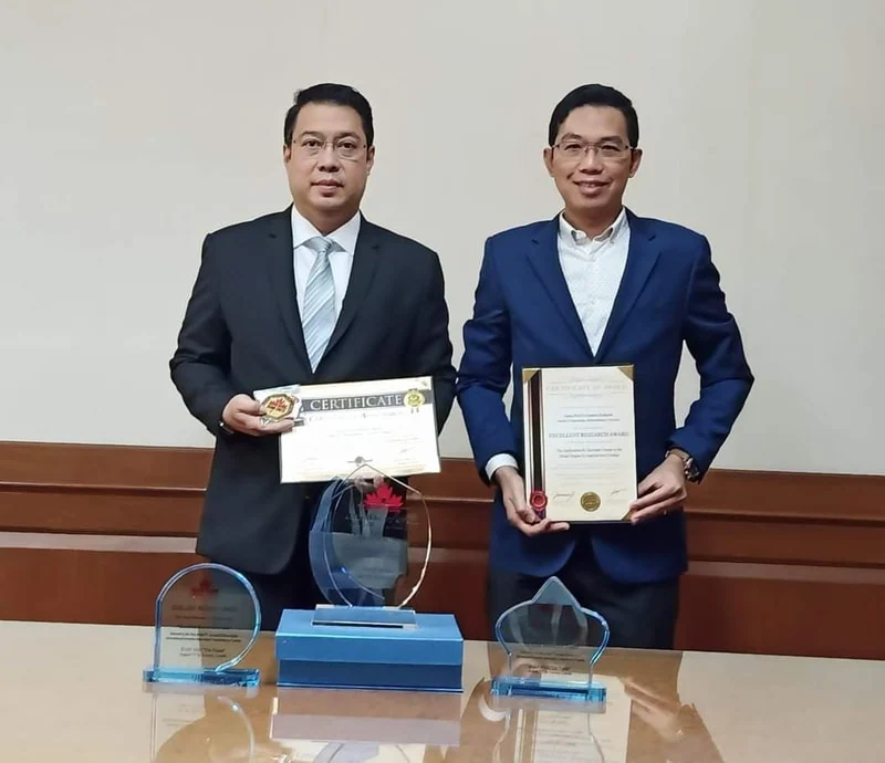 siseerot with president of univ